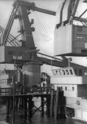 Photo von einem MAN-Kran im Emder Hafen aus dem Jahr 1967