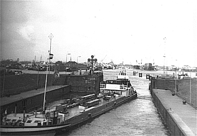 Photo von der Grossen Seeschleuse im Emder Hafen aus dem Jahr 1967. Foto: Erwin Thomasius.