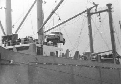 Photo von einem in Emden bei VW hergestellten VW-Käfer, der auf das Schiff JOHANN SCHULTE verladen wird und dann in die USA gebracht werden soll. 1967.