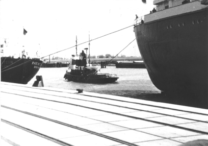 Photo von dem Schiff RHEINSTEIN BREMEN im Emder Hafen, kurz vor dem Auslaufen aus dem Hafen, aus dem Jahr 1967