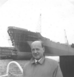 Farbphoto von Rudolf Thomasius im Emder Hafen auf einem Hafenrundfahrtsboot vor dem Dampfer BRUSSEL im Jahre 1967. Photograph: Erwin Thomasius.