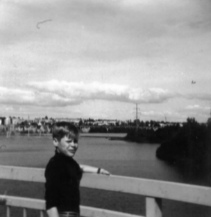 Mein finnischer Austauschschueler auf einer Bruecke in der Stadt Oulu in Finnland. 1967. Photo: Erwin Thomasius.