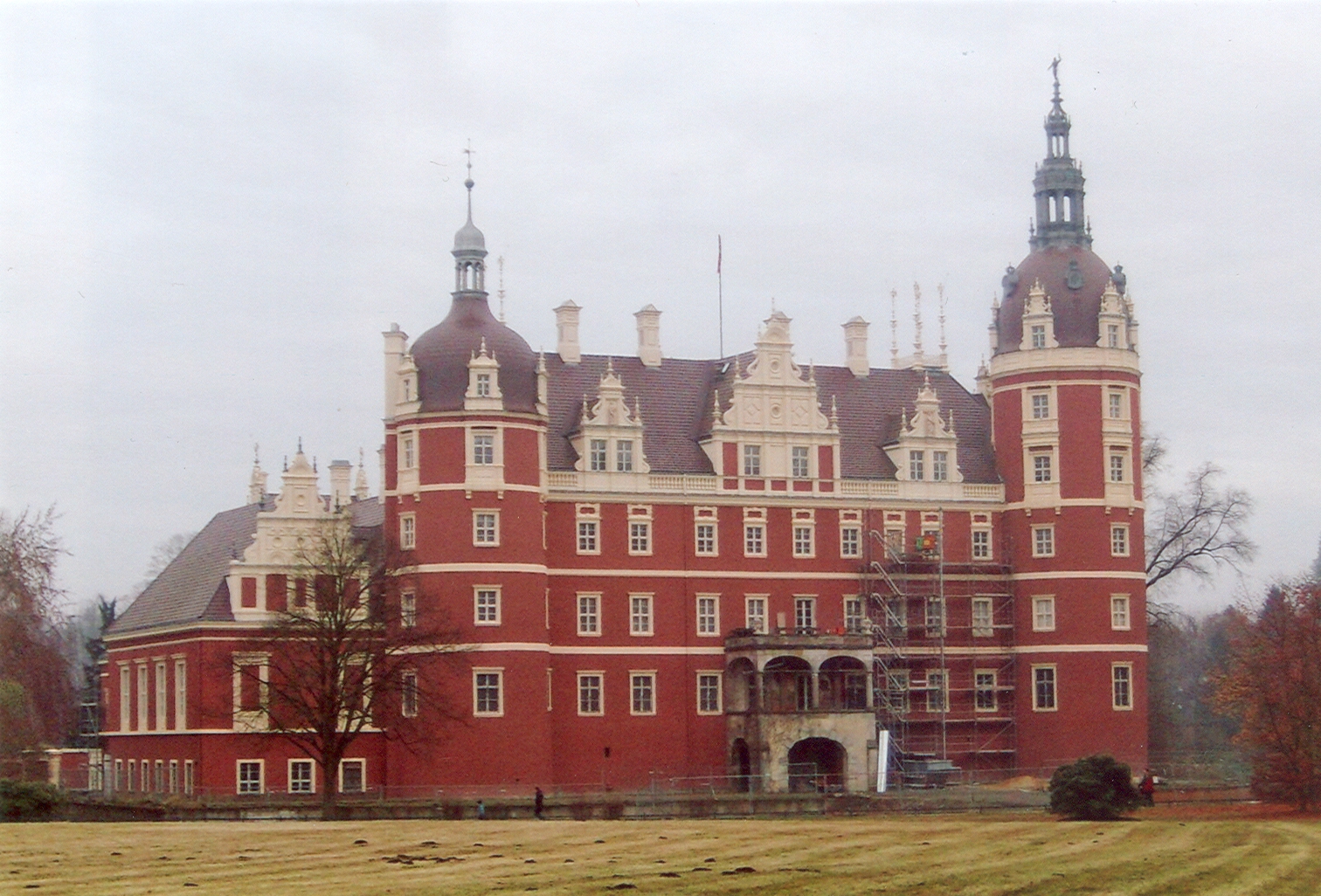 Farbfoto: Das Neue Schloss in dem von Fürst Pückler angelegten Park in Bad Muskau im November des Jahres 2011. Fotograf: Ralph Ivert.