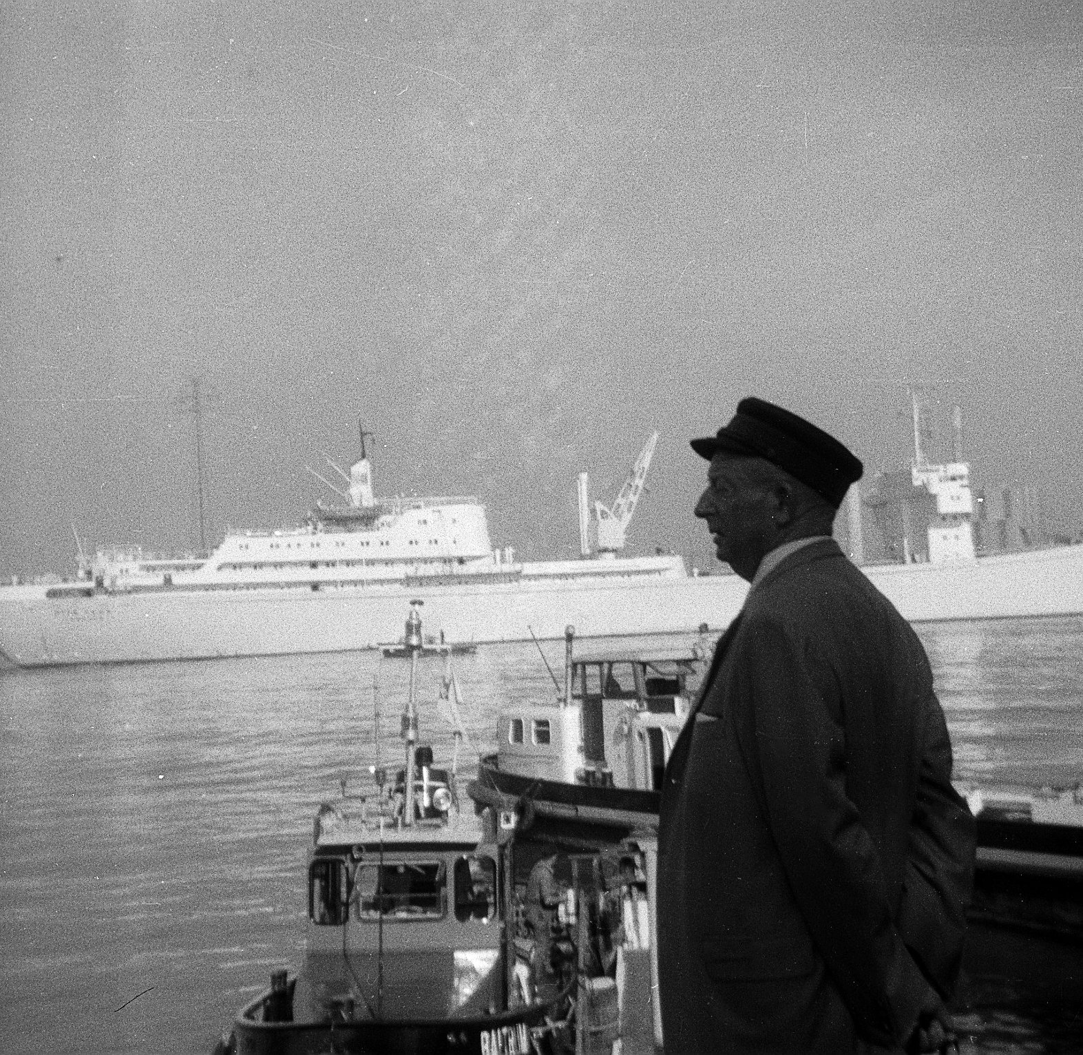 Foto von dem Atomschiff Otto Hahn und von Bernhardus Oostinga in Emden. Foto: Erwin Thomasius.