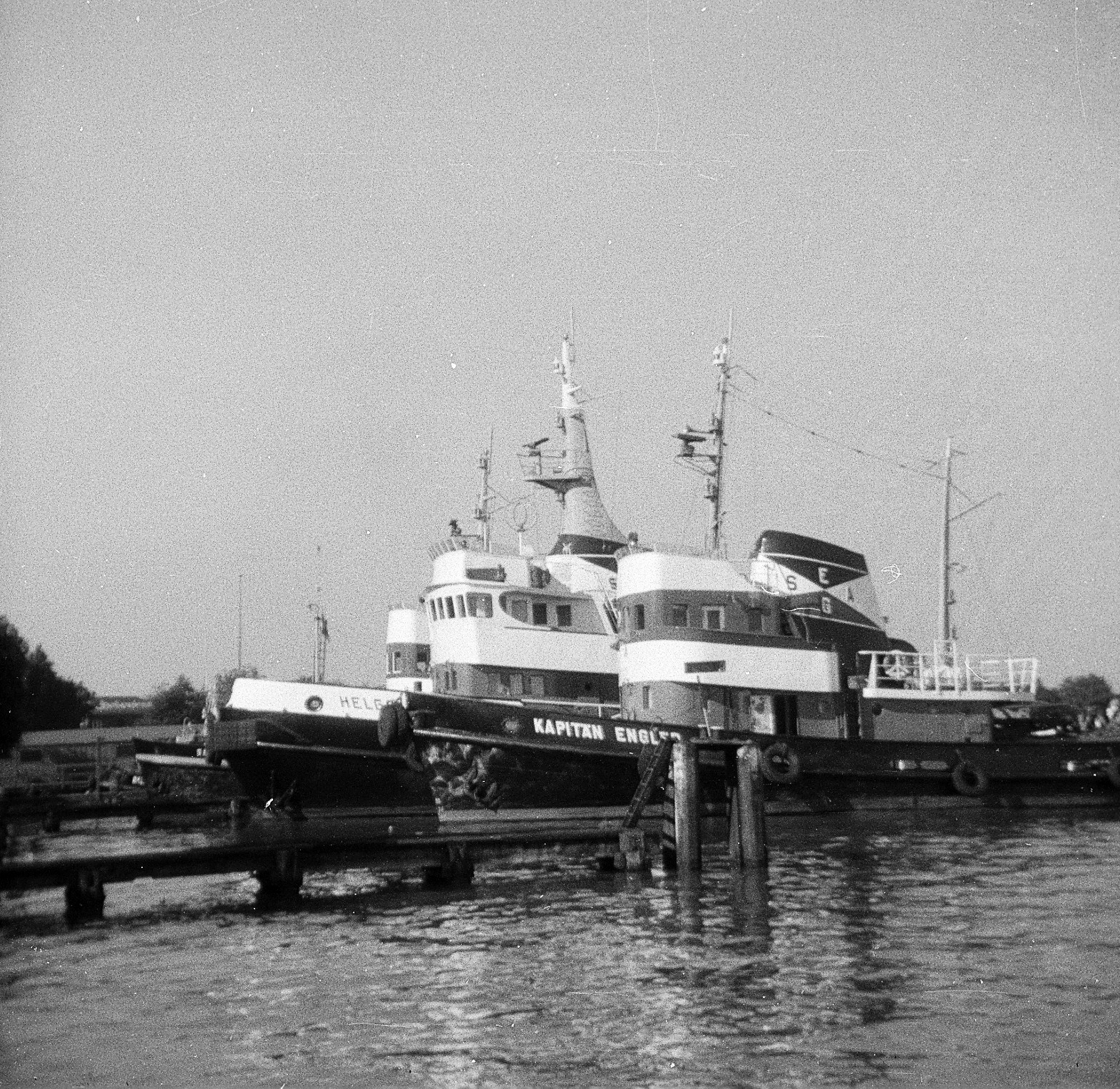 Foto von dem Schlepper Kapitän Engler und von dem Schlepper Helgoland in Emden. Foto: Erwin Thomasius.