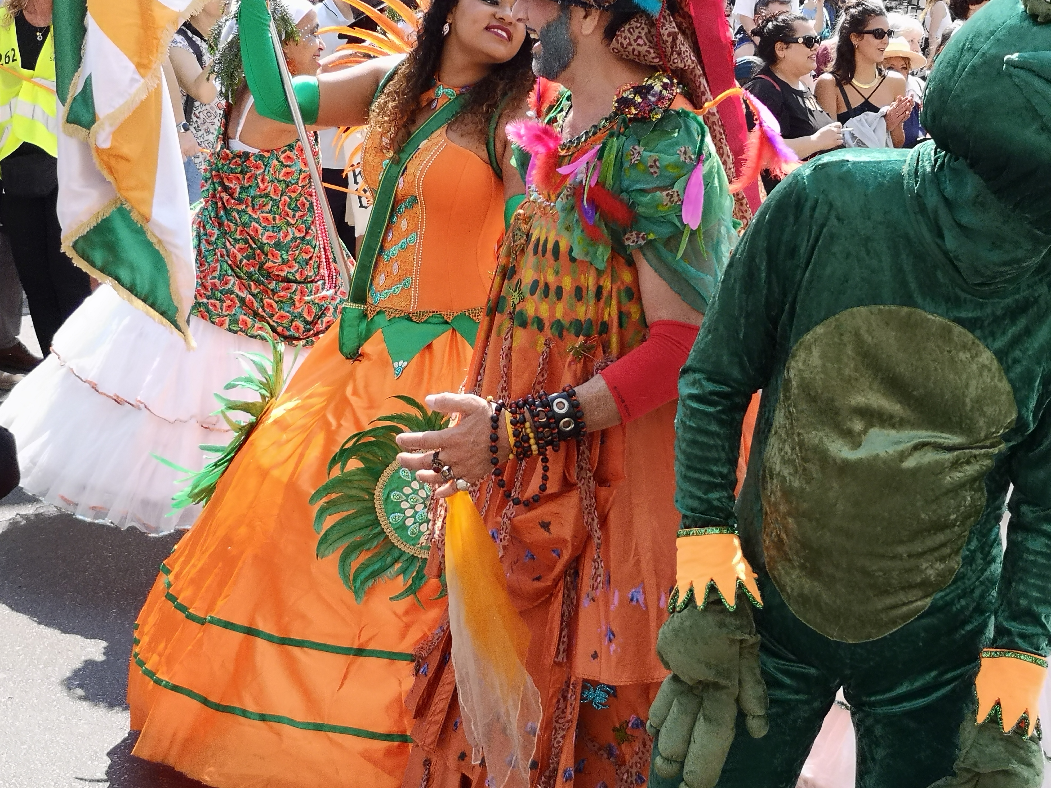 Foto von einem als Frosch verkleideten Menschen in der Samba-Gruppe Sapucaiu no Samba beim Umzug vom Karneval der Kulturen am 28. Mai 2023 in Kreuzberg und in Neukölln in Berlin (Germany). Fotograf: Erwin Thomasius.