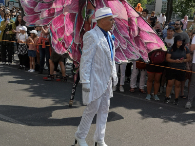 Farbfoto vom Samba auf dem Umzug vom Karneval der Kulturen auf der Straße Hasenheide in Berlin am 28. Mai 2023. Fotograf: Erwin Thomasius.