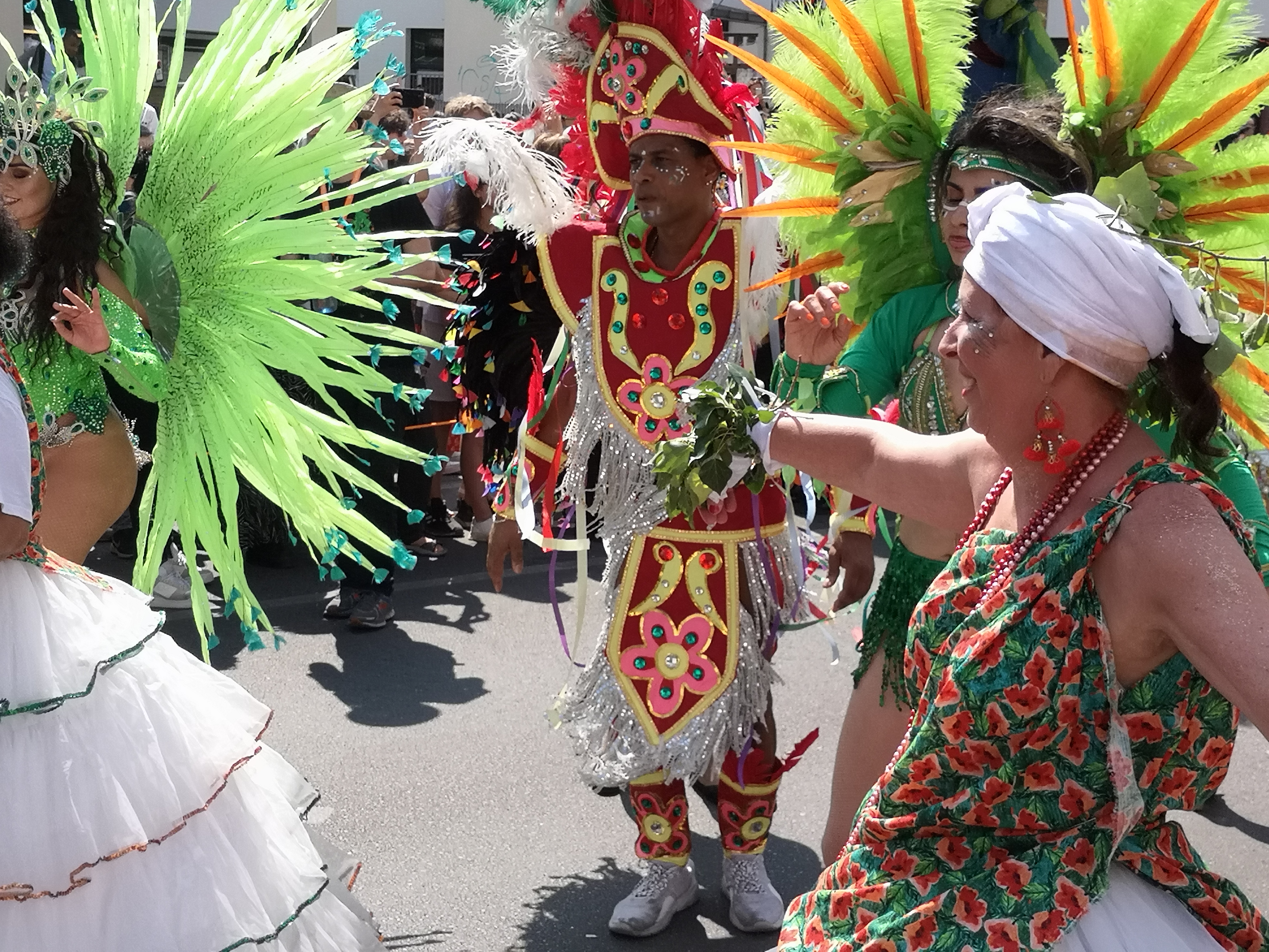 Foto von Samba beim Umzug vom Karneval der Kulturen am 28. Mai 2023 in Kreuzberg und in Neukölln in Berlin. Fotograf: Erwin Thomasius.