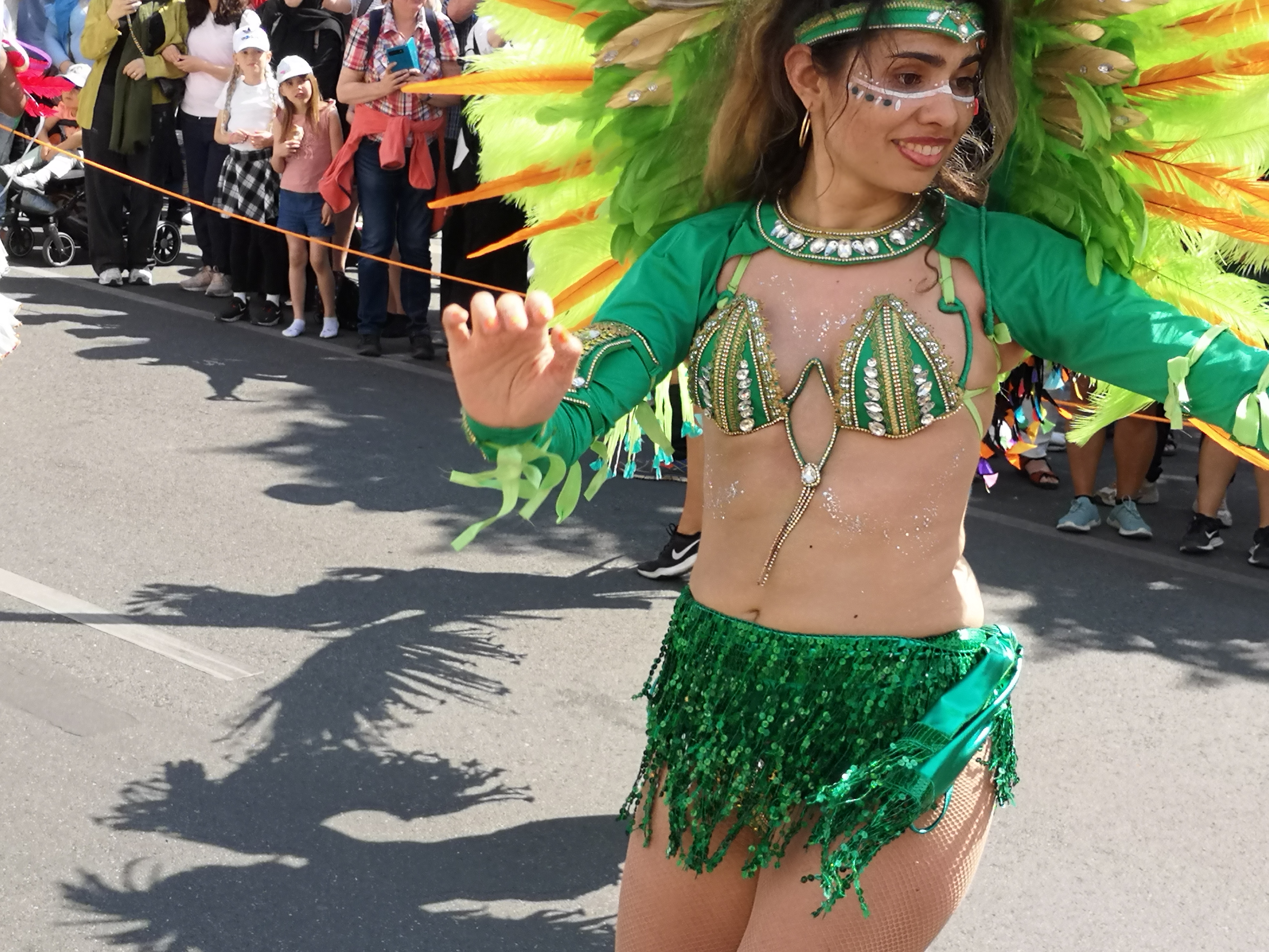 Foto von Samba beim Umzug vom Karneval der Kulturen am 28. Mai 2023 in Kreuzberg und in Neukölln in Berlin. Fotograf: Erwin Thomasius.