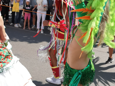 Farbfoto von Samba auf dem Umzug vom Karneval der Kulturen auf der Straße Hasenheide in Berlin am 28. Mai 2023. Fotograf: Erwin Thomasius.