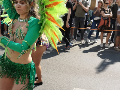 Farbfoto von Samba auf dem Umzug vom Karneval der Kulturen auf der Straße Hasenheide in Berlin am 28. Mai 2023. Fotograf: Erwin Thomasius.