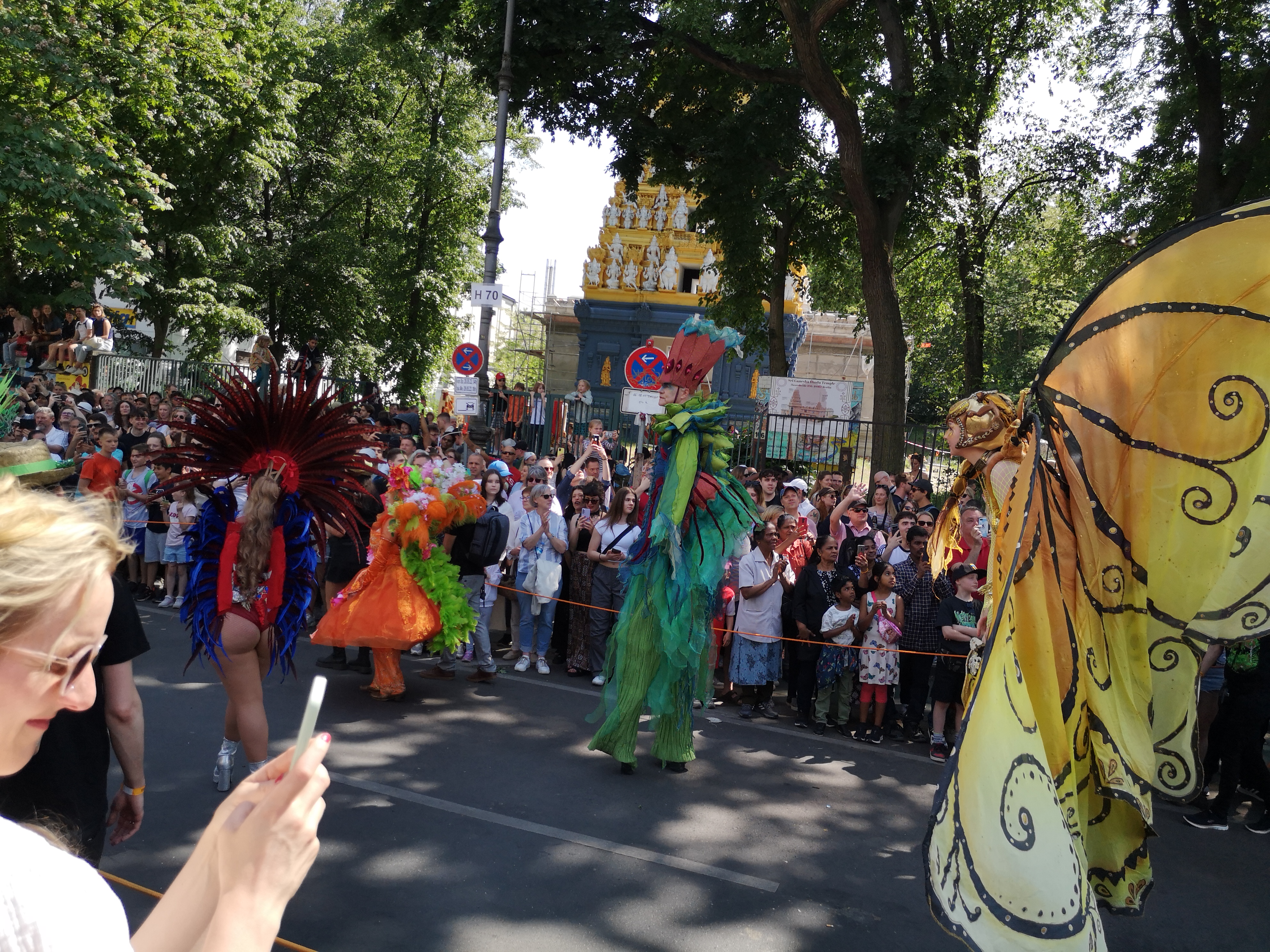 Foto von einem Stelzenläufer und von einer Stelzenläuferein beim Umzug vom Karneval der Kulturen am 28. Mai 2023 in Kreuzberg in Berlin (Germany). Fotograf: Erwin Thomasius.