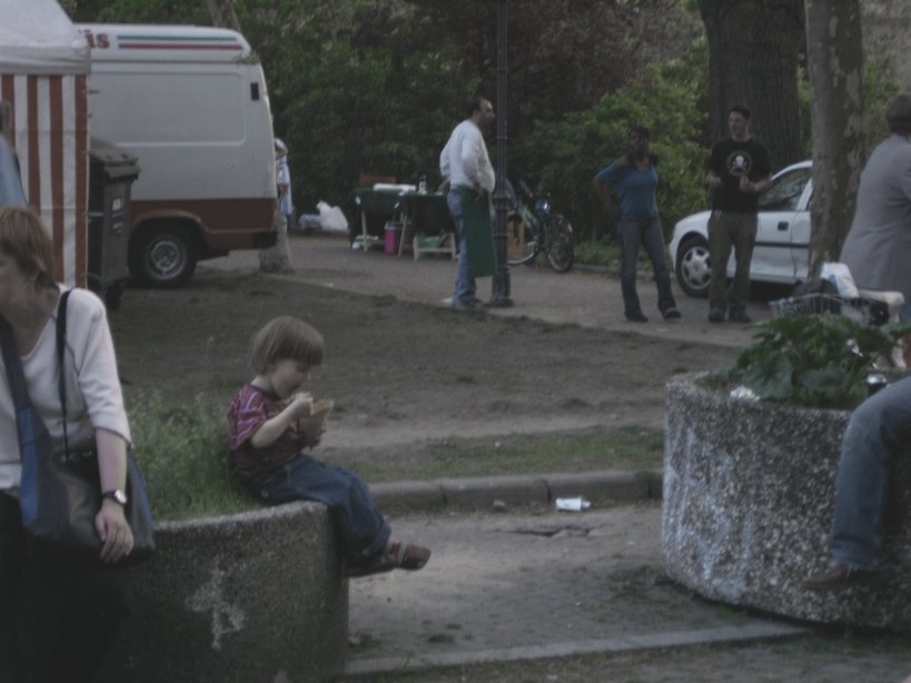 Ein Kind mit einer Eistüte auf dem Mariannenplatz in Kreuzberg in Berlin am ersten Mai 2005. Photo: Kim Hartley.