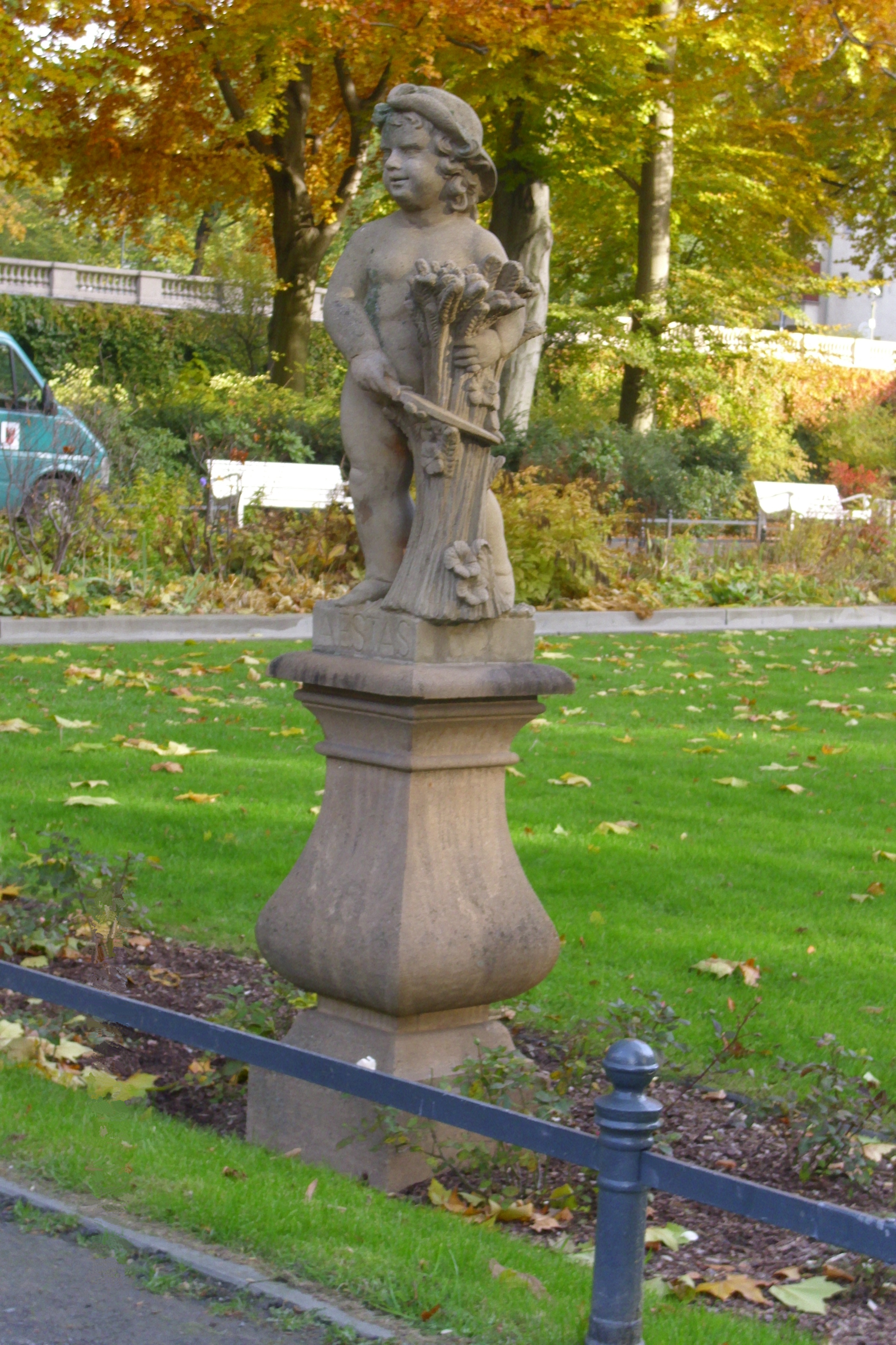 Farbfoto: Eine den Sommer darstellende Statue im Körnerpark in Neukölln in Berlin. Foto: Erwin Thomasius.