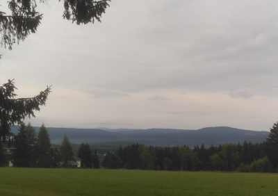 Farbfoto: Im Erzgebirge Blick Richtung Fichtelberg. Im August des Jahres 2021. Fotograf: Ralf Splettstößer.