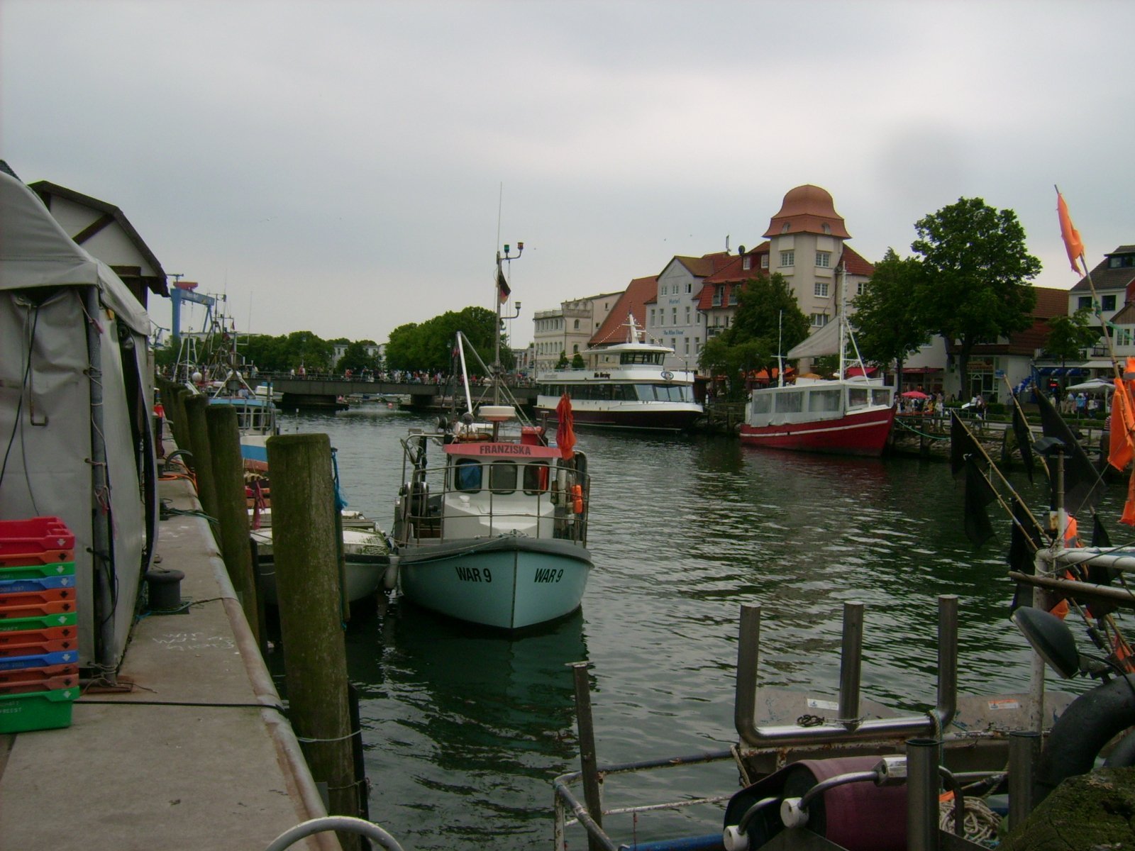 Farbfoto: Blick vom Fischmarkt aus auf den Alten Strom Richtung Bahnhofsbrücke. In Warnemünde im Juni 2009. Fotograf: Bernd Paepcke.