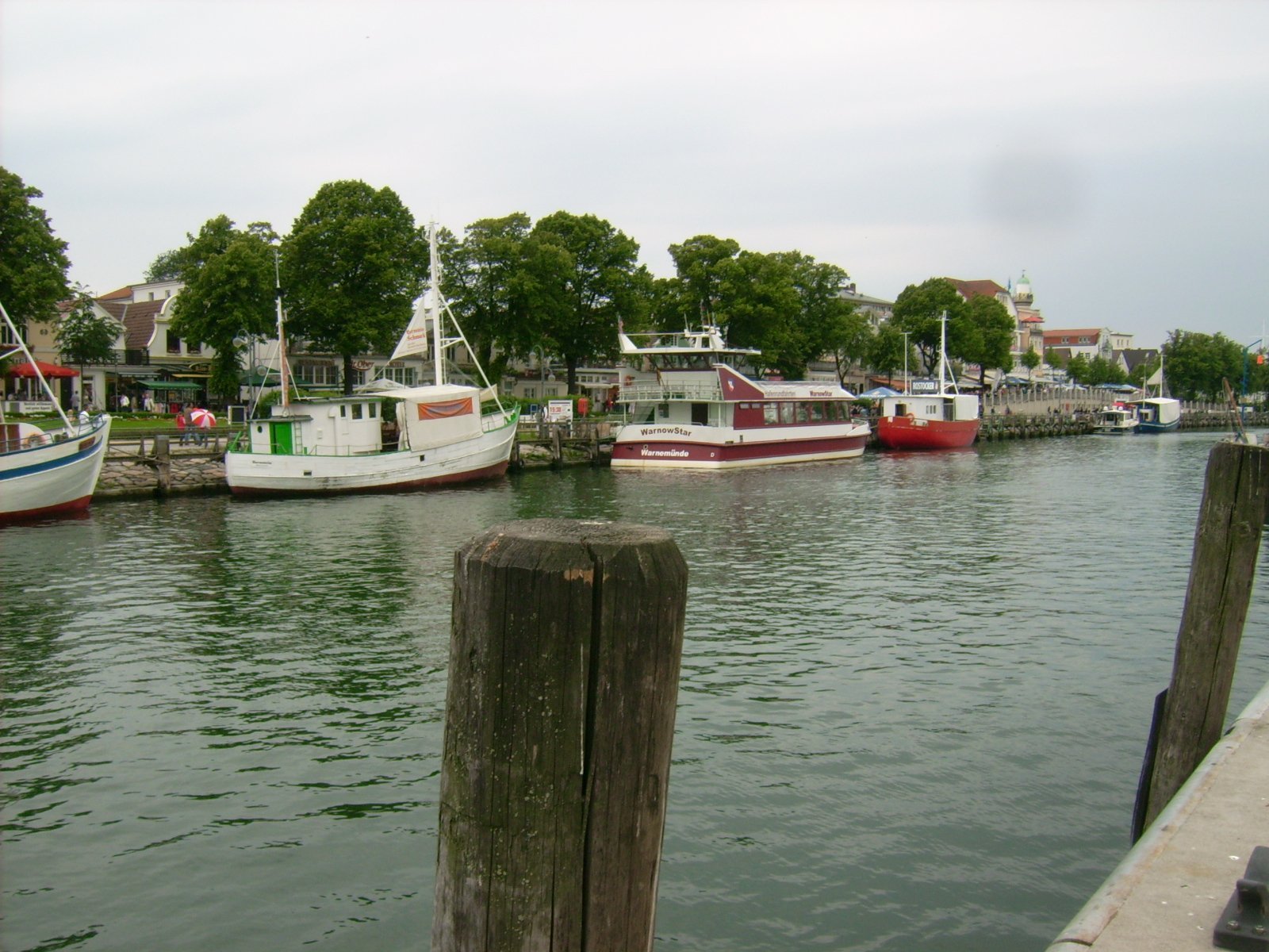 Farbfoto: Blick auf Schiffe im Alten Strom in Warnemünde im Juni des Jahres 2009. Fotograf: Bernd Paepcke.