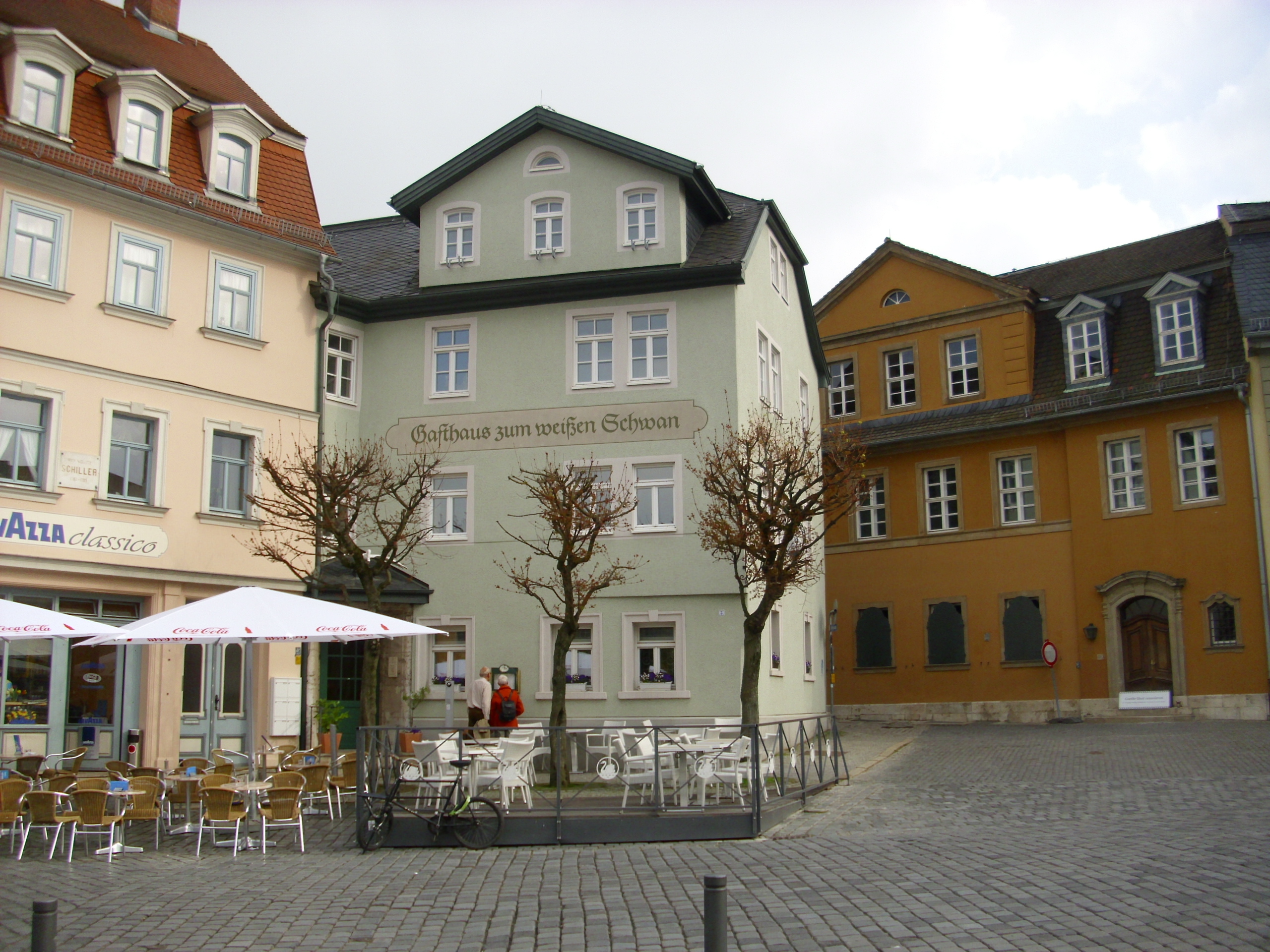 Farbfoto:  Das Gasthaus zum weißen Schwan in Weimar im Jahre 2012. Fotograf: Bernd Paepcke.