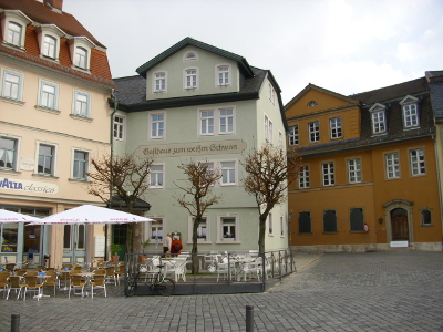 Farbfoto: Das Gasthaus zum weißen Schwan in Weimar im Jahre 2012. Fotograf: Bernd Paepcke.