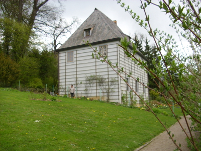 Farbfoto: Goethes Gartenhaus in Weimar im Park an der Ilm am 22. April im Jahre 2012. Fotograf: Bernd Paepcke.