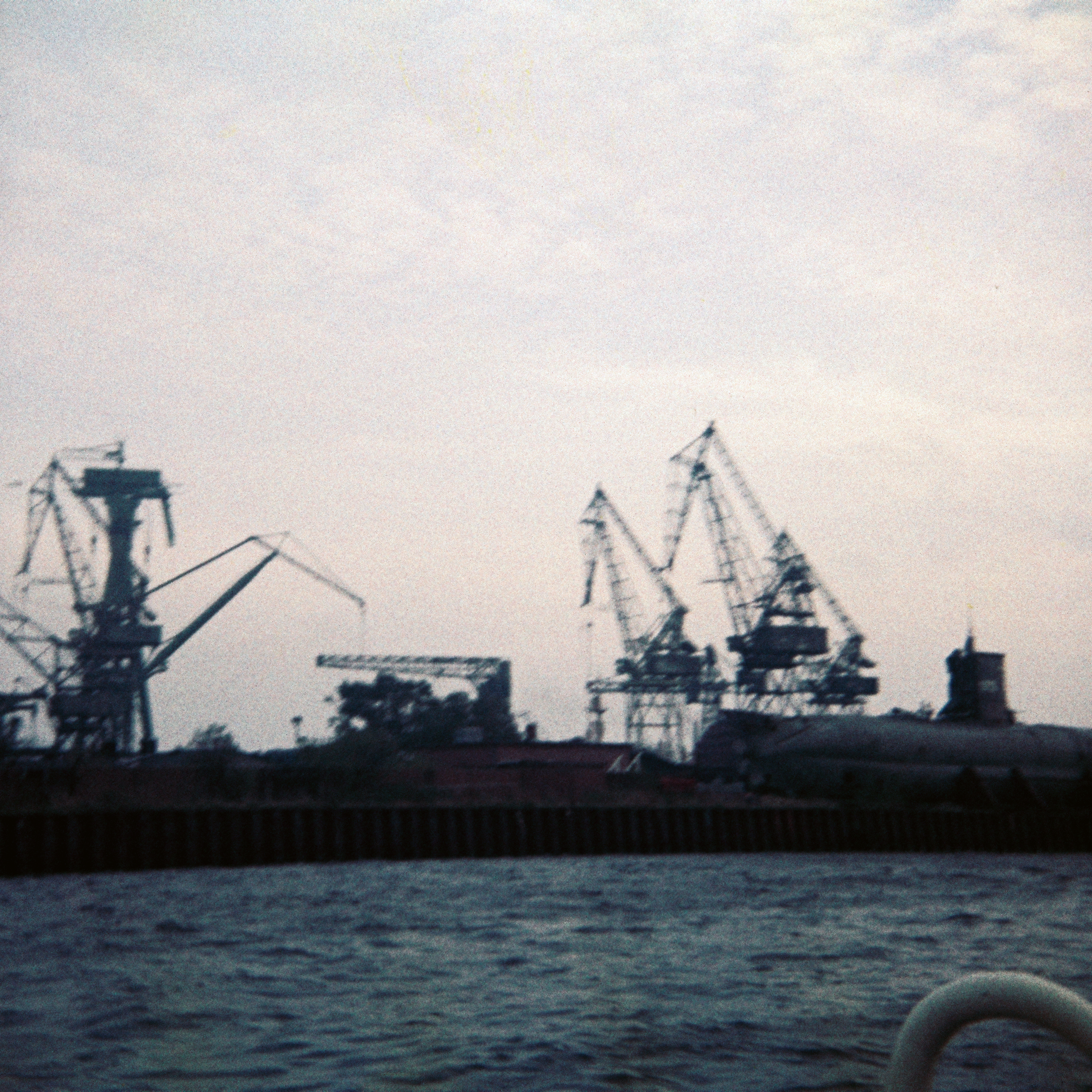 Foto vom Emder Hafen aus dem Jahr 1967. Unten rechts das verunglückte U-Boot U-HAI.