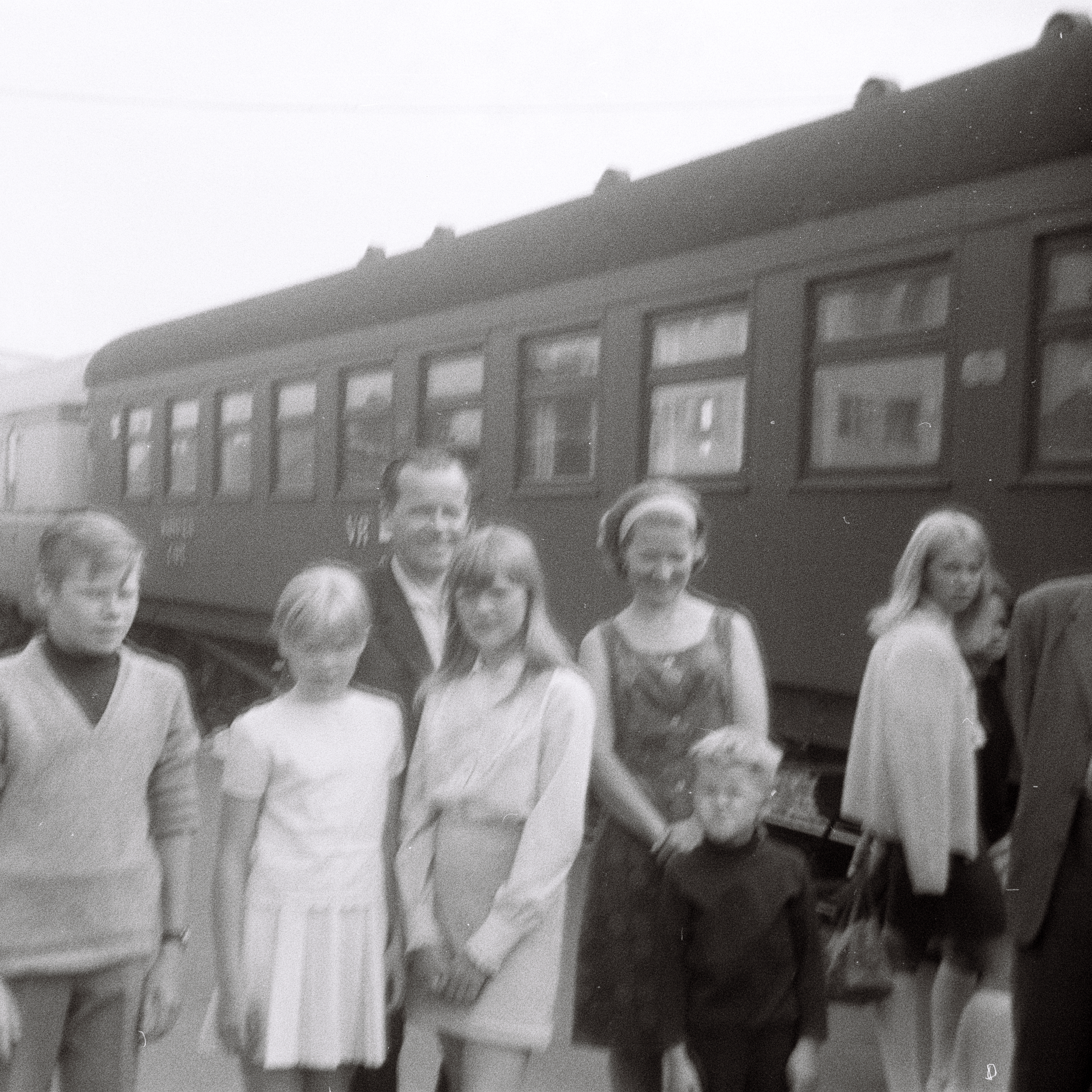 Vor der Rueckfahrt nach Hildesheim auf dem Bahnhof von Oulu: Mein finnischer Austauschschueler, seine Schwester, sein Vater, eine Freundin seiner Schwester, seine Mutter, meine Eltern. 1967. Foto: Erwin Thomasius.