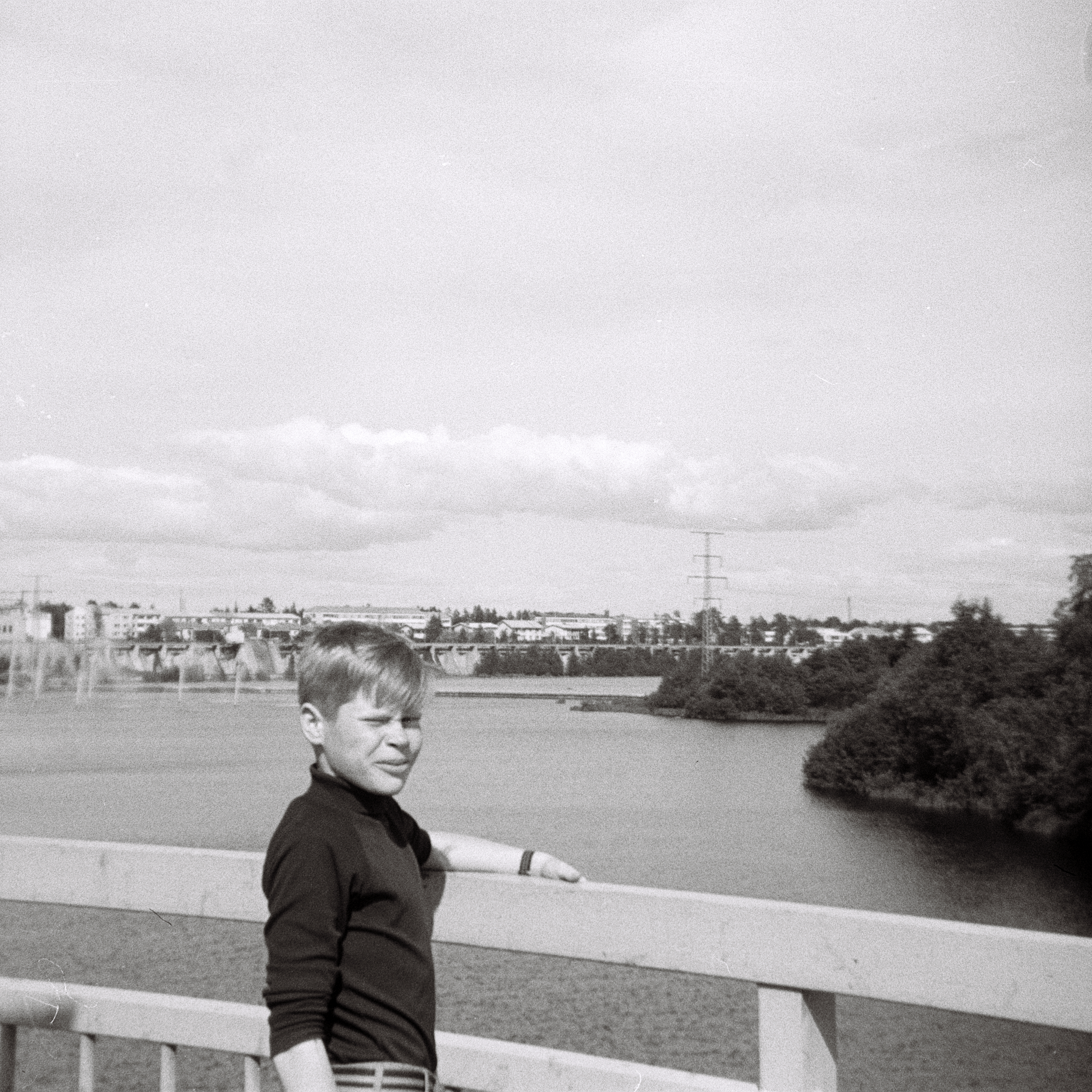 Foto: Mein finnischer Austauschschüler auf einer Brücke, in Oulu, in Finnland. Im Jahr 1967. Fotograph: Erwin Thomasius.