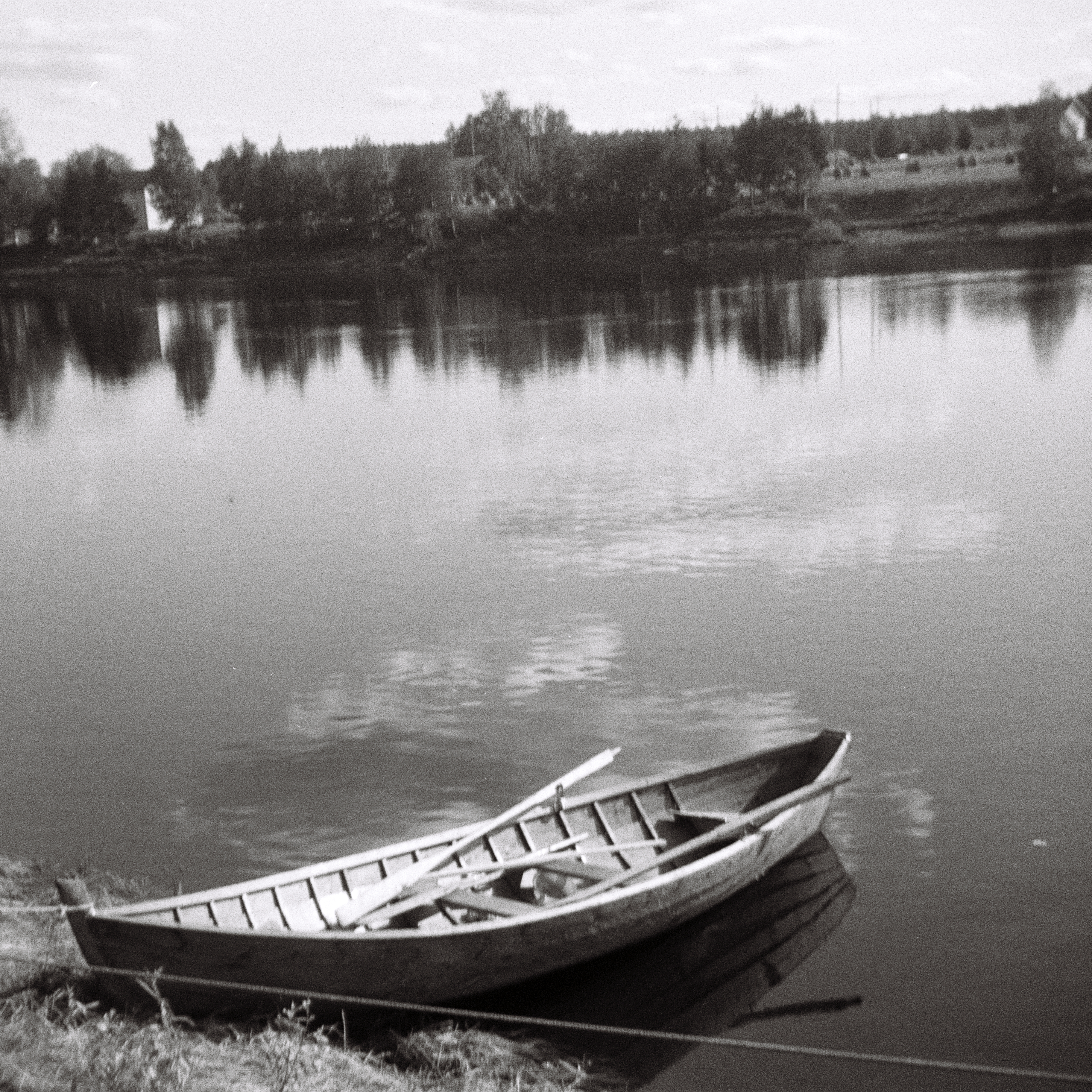 Das Boot der Familie Isokanas auf dem Fluss Oulu-Joki in Finnland. Blick von der Insel im Oulu-Joki auf den Fluss Oulu-Joki und auf das Ufer. Foto: Erwin Thomasius. 1967.