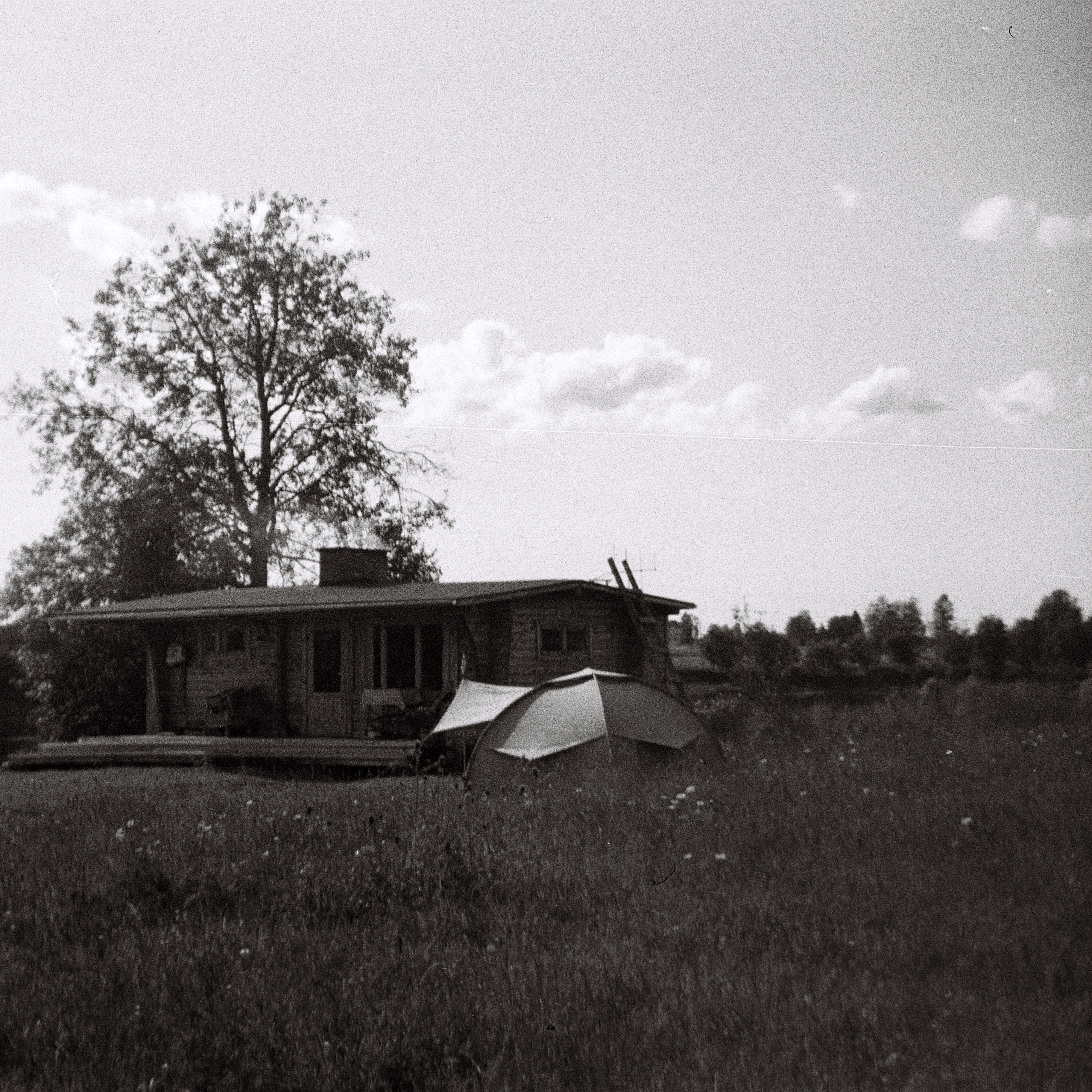 Ein Sommerhaus auf einer Insel in dem Fluss Oulu-Joki in Finnland. Foto: Erwin Thomasius. 1967.