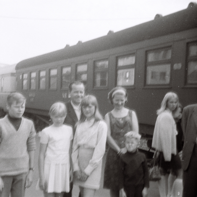 Vor der Rueckfahrt nach Hildesheim auf dem Bahnhof von Oulu: Mein finnischer Austauschschueler, seine Schwester, sein Vater, eine Freundin seiner Schwester, seine Mutter, meine Eltern. 1967. Foto: Erwin Thomasius.