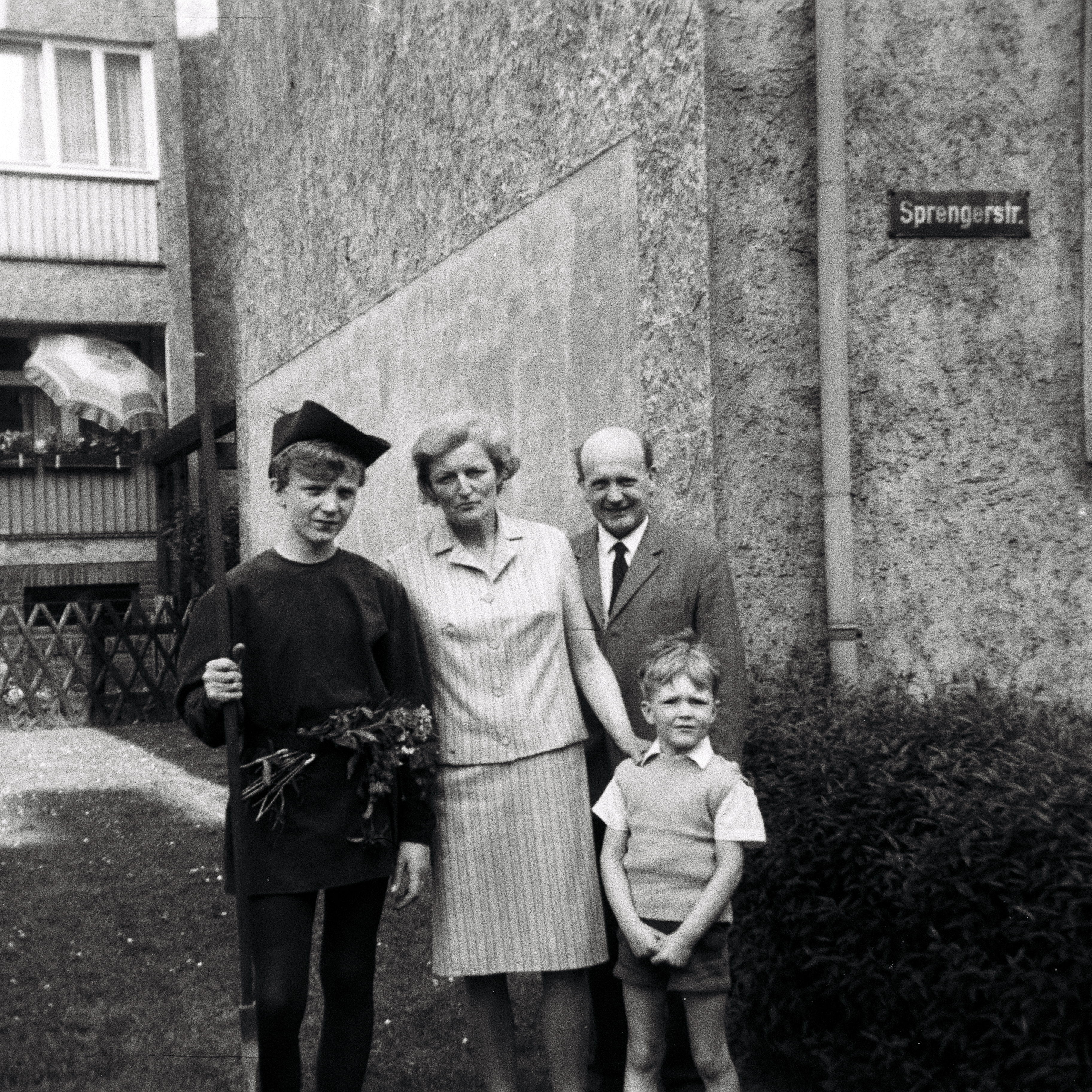 Schwarz-weiß Foto: Erwin Thomasius in seinem Kostüm für den Schützenfestsumzug in Hildesheim im Jahre 1967. In der Sprengerstraße/ Ecke Struckmannstraße.