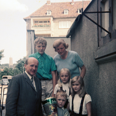 Auf der Treppe zur Veranda in der Struckmannstraße/ Ecke Sprengerstraße in Hildesheim im Jahre 1967. Farbfoto.