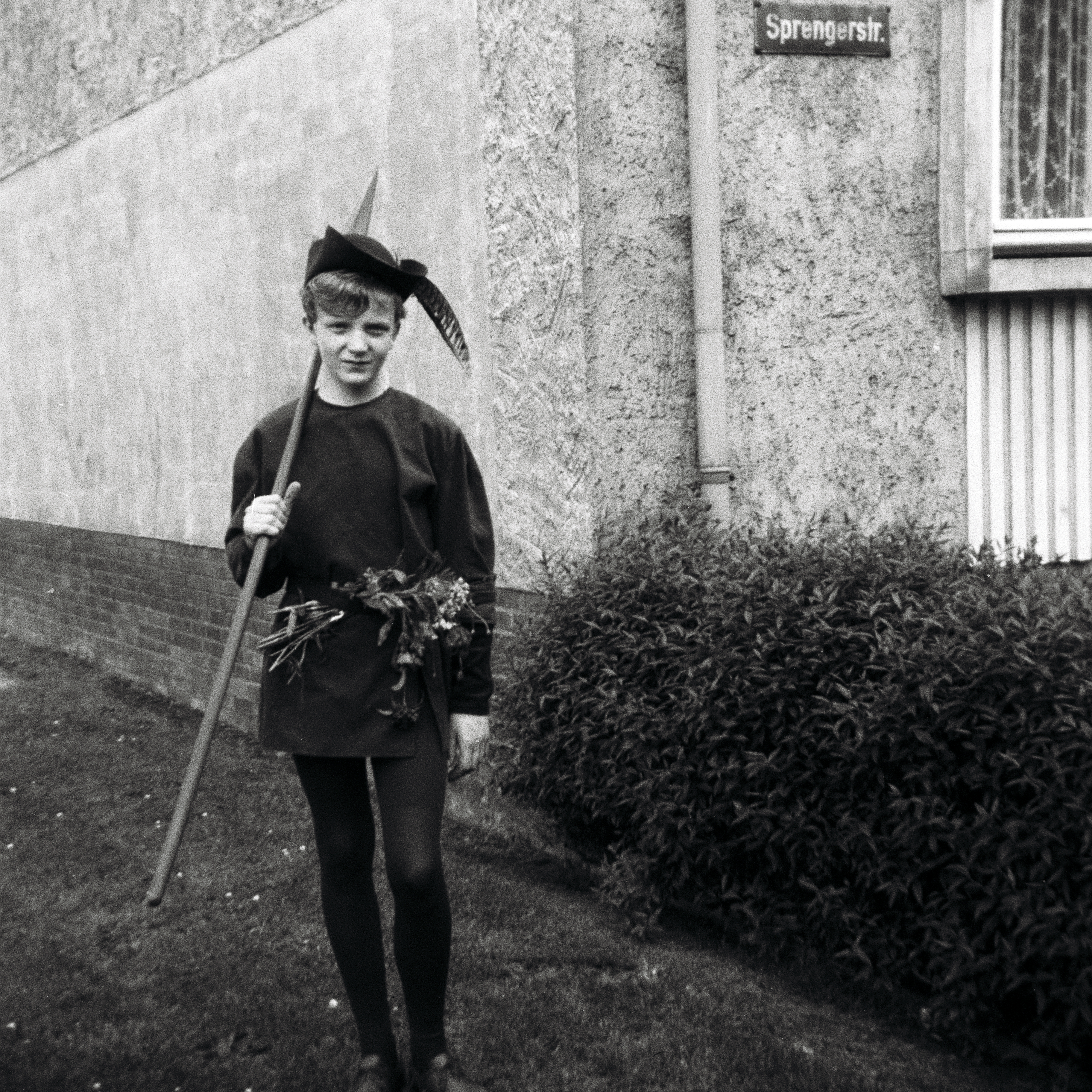 Schwarz-weiß Foto: Erwin Thomasius in seinem Kostüm für den Schützenfestsumzug in Hildesheim im Jahre 1967. In der Sprengerstraße/ Ecke Struckmannstraße.