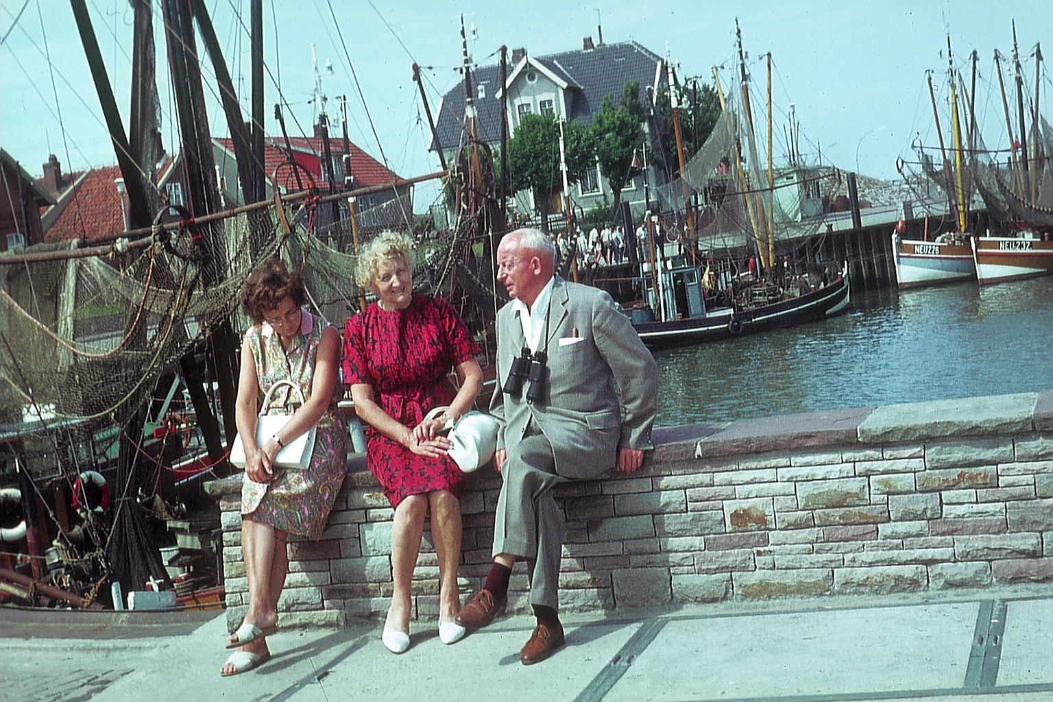 Der Hafen von Neuharlingersiel. Farbphoto.