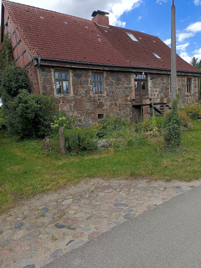 Traditionelles Mauerhandwerk in der Uckermark. Sommer 2024. Farbfoto: Ralf Splettstößer.