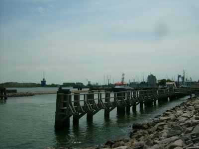 Farbfoto: Auf der Mole in Warnemünde im Juni 2009. Fotograf: Bernd Paepcke.