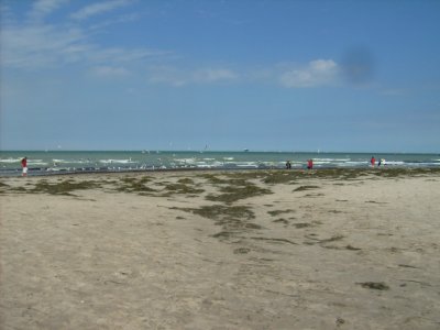 Farbphoto: Sandstrand und Ostsee in Warnemünde im Juni 2009. Photograph: Bernd Paepcke.