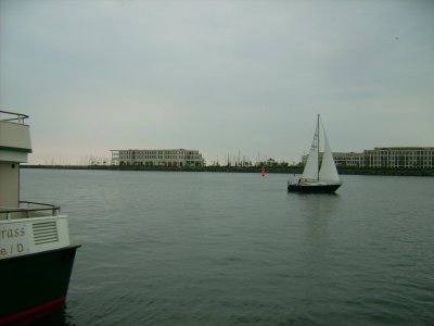 Farbphoto: Ein Segelboot und das Hafenrundfahrtsschiff "Käpp'n Brass" in Warnemünde im Juni 2009. Photograph: Bernd Paepcke.