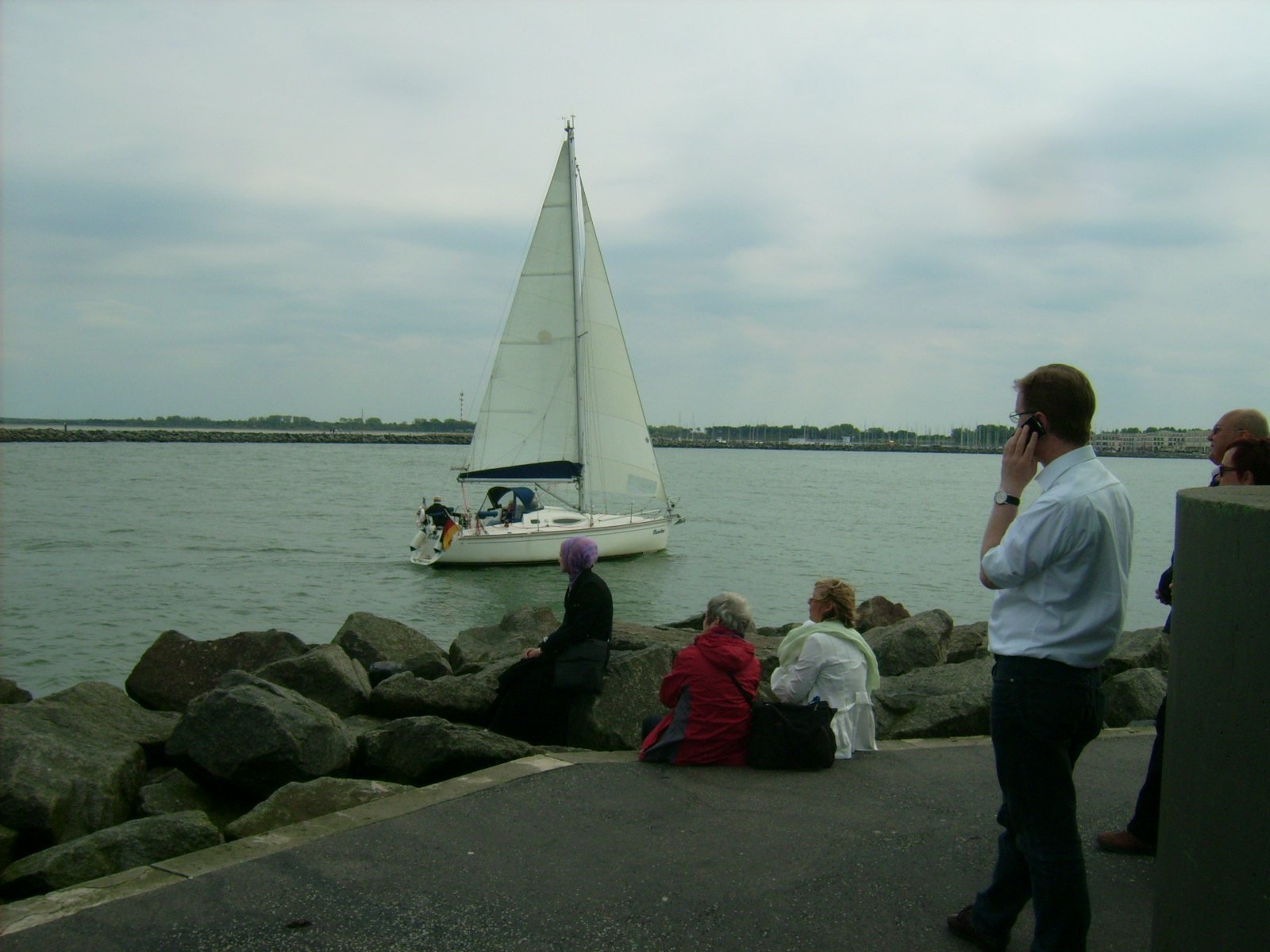 Farbphoto: Blick von der Mole in Warnemünde aus auf ein Segelboot. Im Juni 2009. Photograph: Bernd Paepcke.