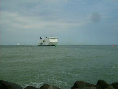 Farbphoto: Zwei Fähren fahren in der Ostsee auf den Hafen von Rostock zu. Von der Mole in Warnemünde aus photographiert. Im Juni 2009. Photograph: Bernd Paepcke.