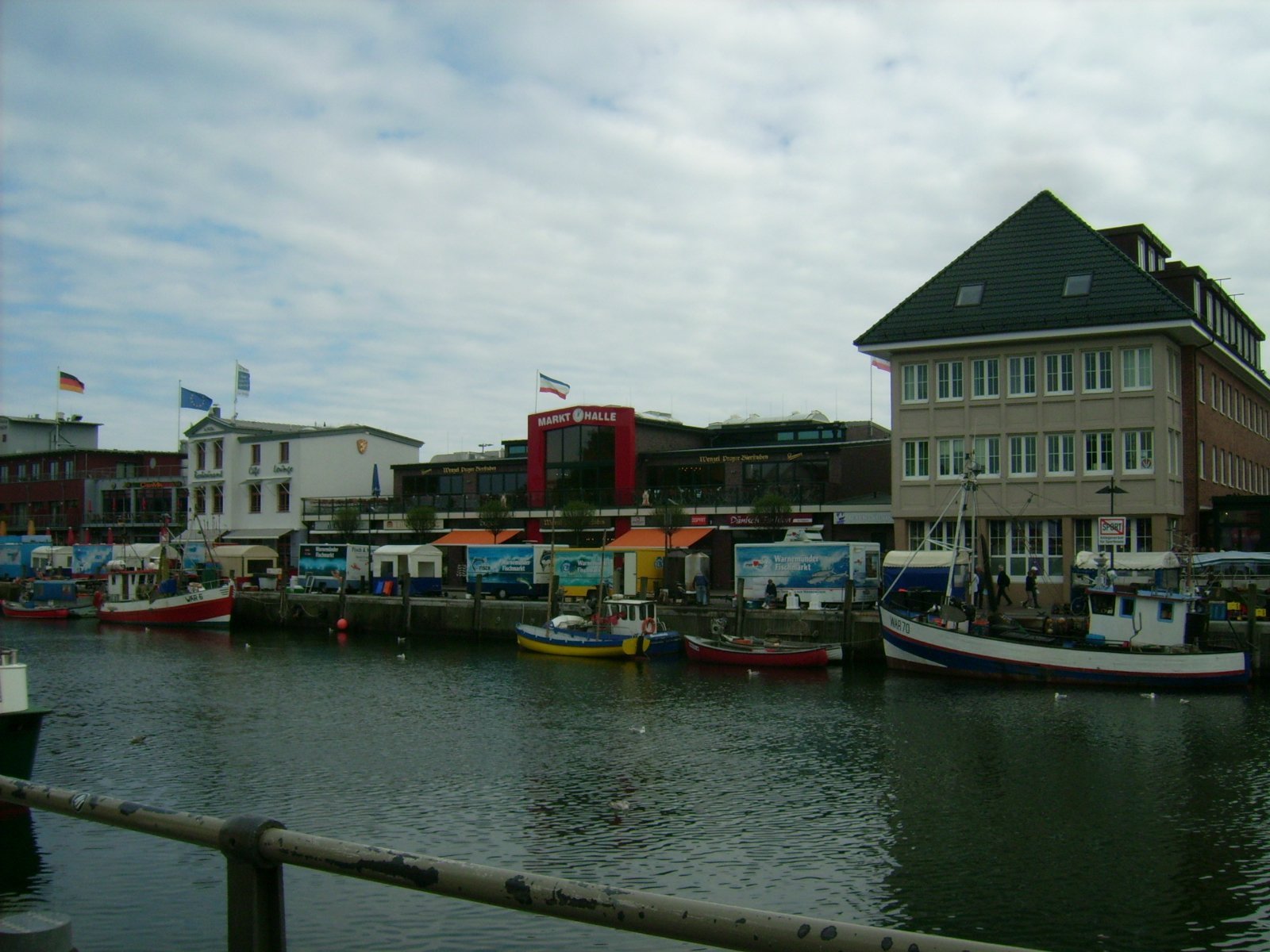 Farbphoto: Blick auf den Fischereihafen in Warnemünde am Alten Strom im Juni 2009. Photograph: Bernd Paepcke.