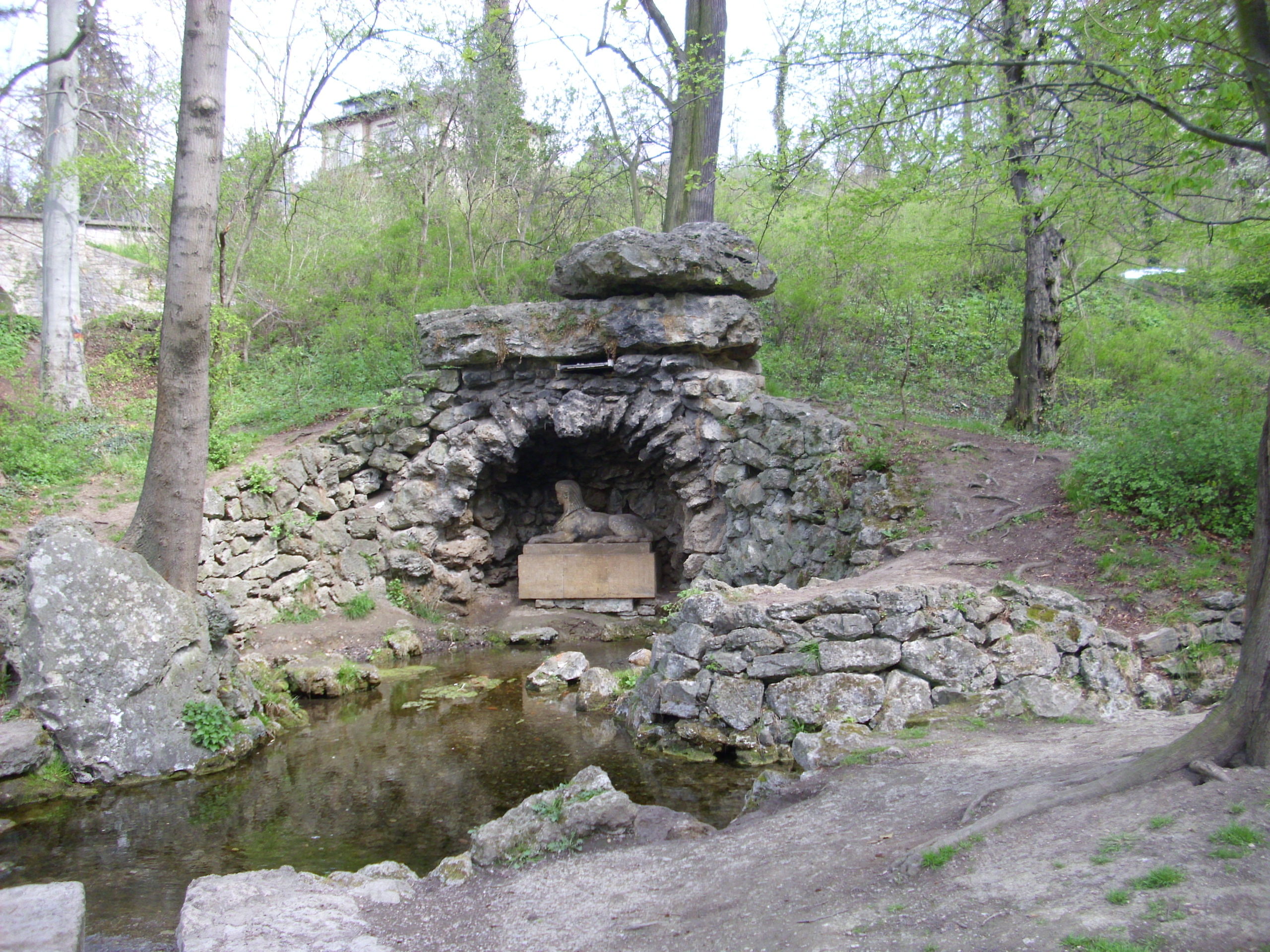 Farbfoto: Die Sphinx in der Sphinxgrotte an der Quelle von dem Fluss DIE LEUTRA im Park an der Ilm in Weimar im April des Jahres 2012. Fotograf: Bernd Paepcke.